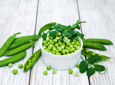 bir tabloda yeşil bezelye