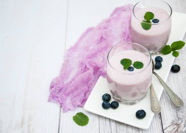 Bir tabloda yabanmersinli Yoğurtlu gözlük