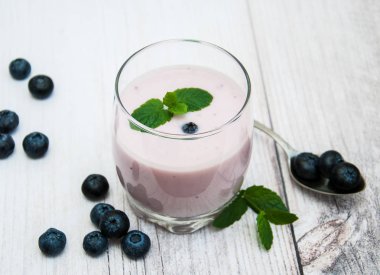 Böğürtlenli yoğurt ile cam