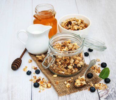 Yaban mersini ile ev yapımı granola