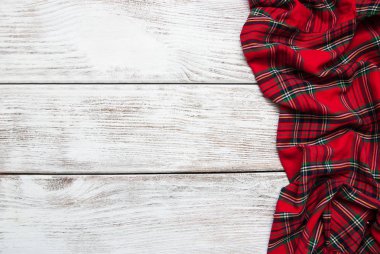 Damalı peçete ahşap arka plan üzerinde