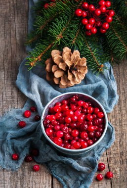 Eski ahşap bir masa üzerinde kırmızı kızılcık