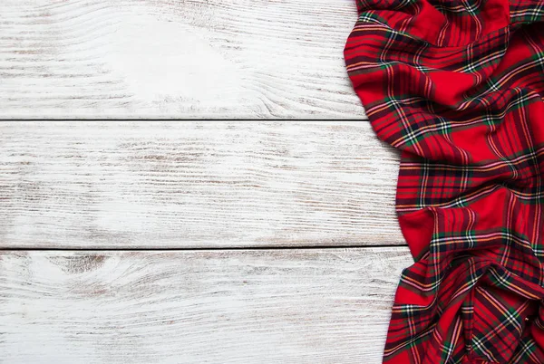 Damalı peçete ahşap arka plan üzerinde