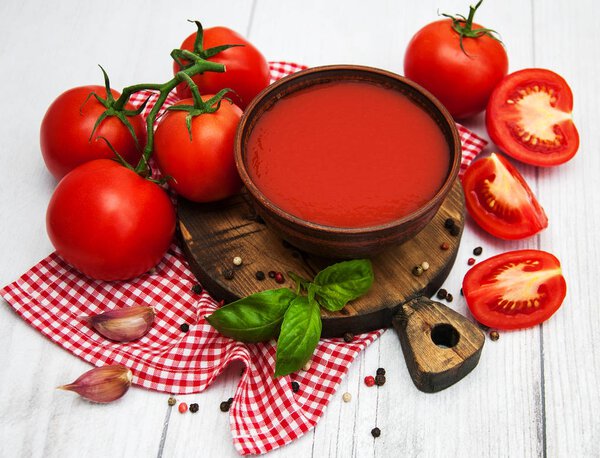 миска с томатным соусом
