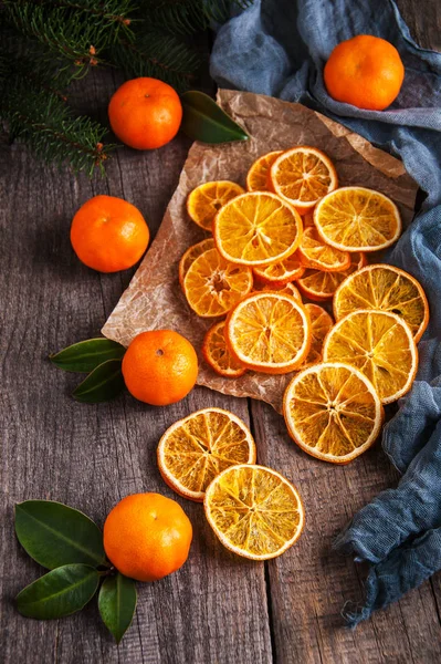 Dried oranges and fresh tangerines — Stock Photo, Image