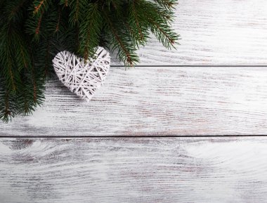 Noel ağacı dalları ile kalp dekorasyon