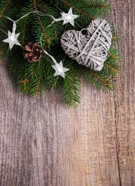 Noel ağacı dalları ile kalp dekorasyon