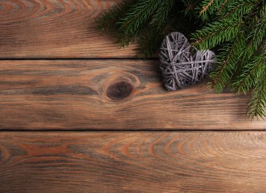 Noel ağacı dalları ile kalp dekorasyon