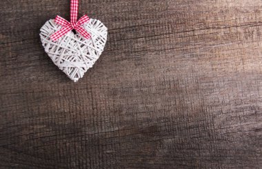 Noel ağacı dalları ile kalp dekorasyon