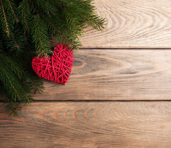 Branches d'arbre de Noël avec décoration de coeur — Photo