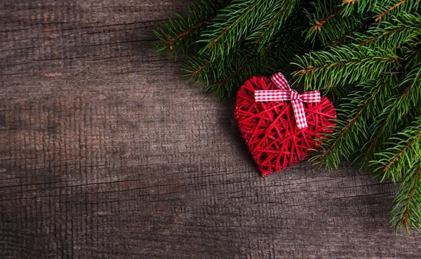 Branches d'arbre de Noël avec décoration de coeur — Photo