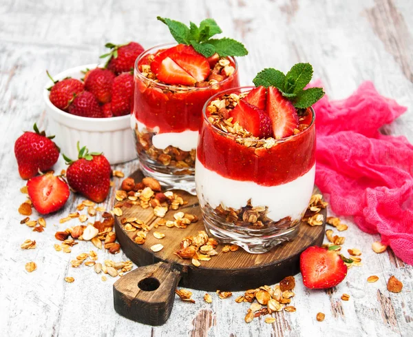 yoğurt ve granola kahvaltı için