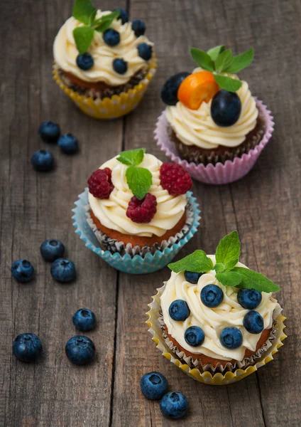 taze çilek ile cupcakes