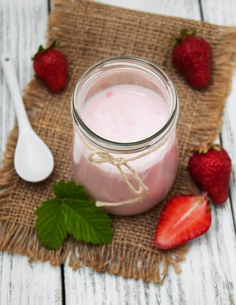 Yogurt con fragole fresche — Foto Stock