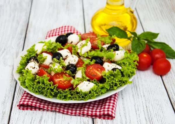 Sallad med mozarella ost och grönsaker — Stockfoto