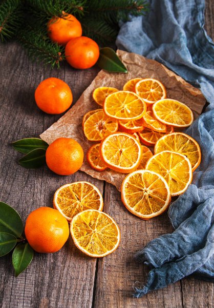 Dried oranges and fresh tangerines