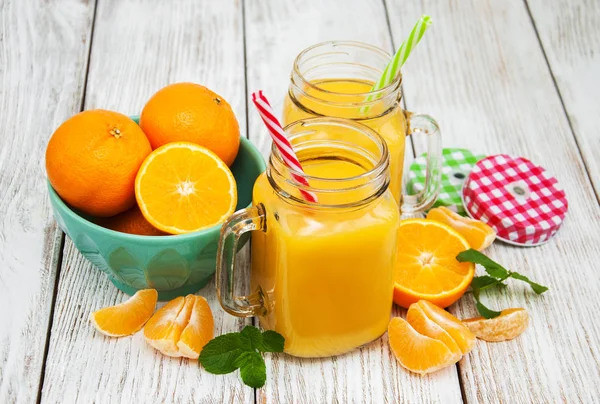 Burk med apelsinjuice — Stockfoto