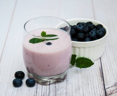 Böğürtlenli yoğurt ile cam