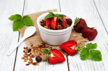 Çilek ile ev yapımı granola