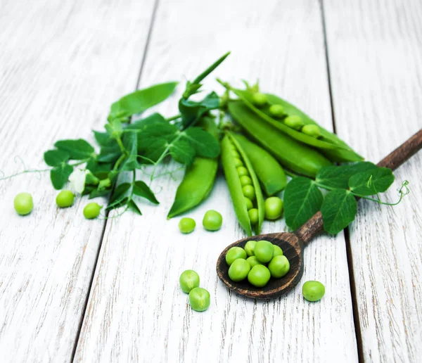 Los guisantes verdes sobre la mesa —  Fotos de Stock