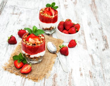 yoğurt ve granola kahvaltı için