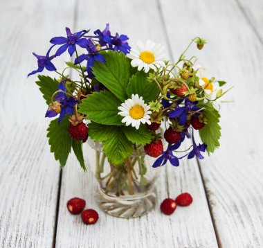 Yaban çilekleri ve kır çiçekleri ile cam