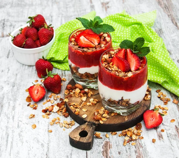 Yoghurt och müsli till frukost — Stockfoto