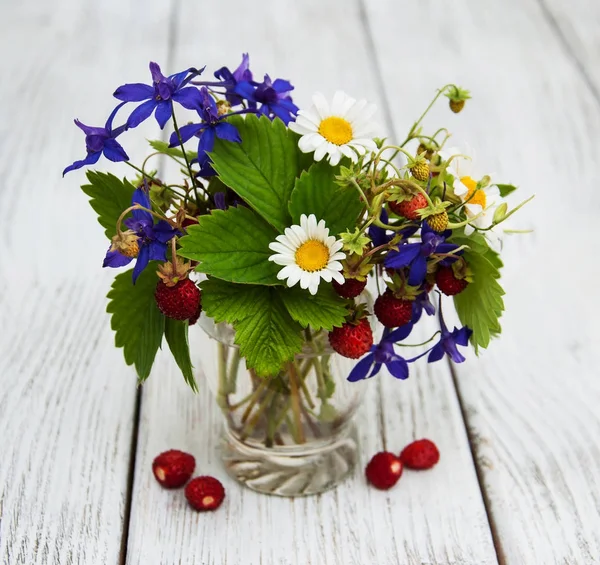 Yaban çilekleri ve kır çiçekleri ile cam