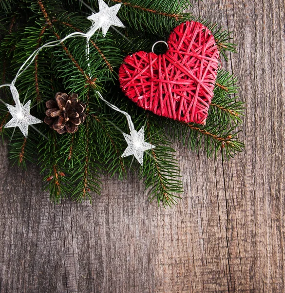 Noel ağacı dalları ile kalp dekorasyon