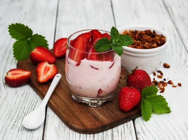 Granola,  fresh strawberry and yogurt — Stock Photo, Image