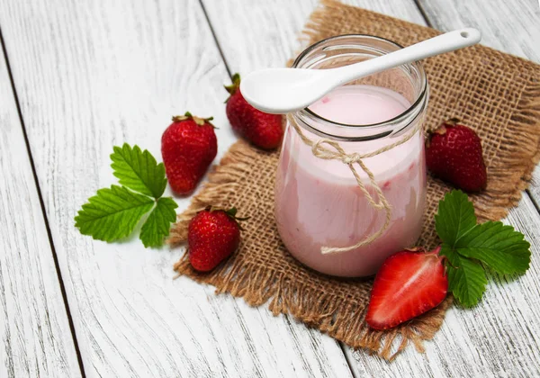 Yogurt with fresh strawberries — Stock Photo, Image