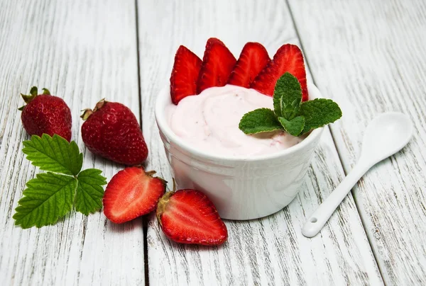 Yogurt con fresas frescas — Foto de Stock