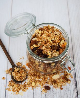 kavanoz içinde ev yapımı granola