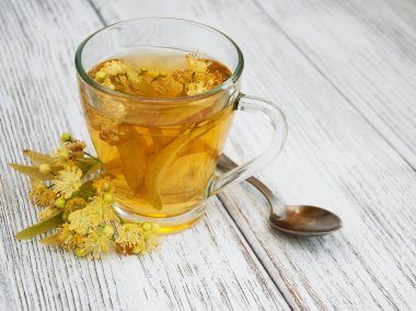 Bir fincan ıhlamur çiçekli bitki çayı.