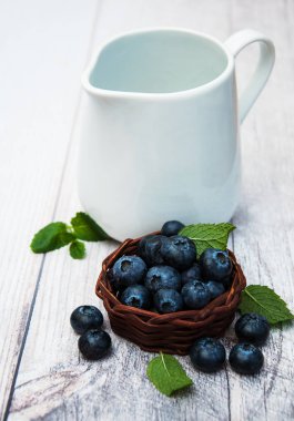 Bir tablo üzerinde taze yaban mersini