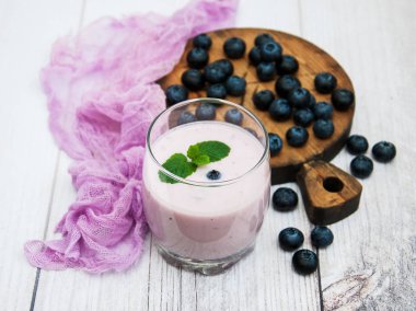 Böğürtlenli yoğurt ile cam