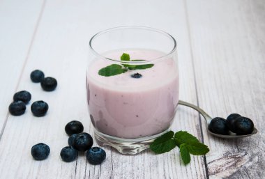 Böğürtlenli yoğurt ile cam