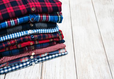 kareli gömlek yığınları