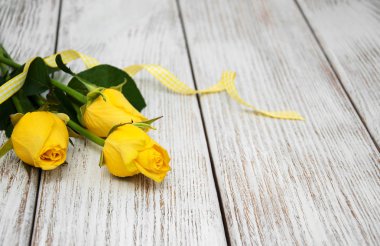 Bir tablo üzerinde Sarı Gül