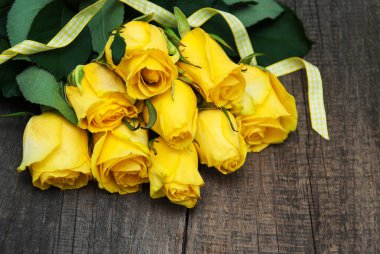 Bir tablo üzerinde Sarı Gül