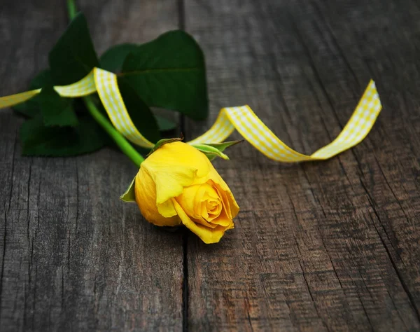Желтая роза на столе — стоковое фото