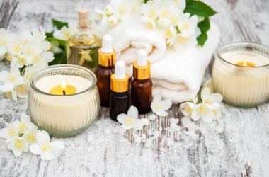 Masaj yağları ve Yasemin çiçekleri