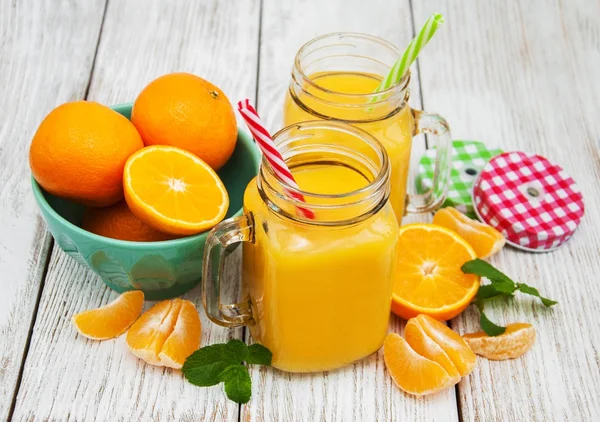 Burk med apelsinjuice — Stockfoto