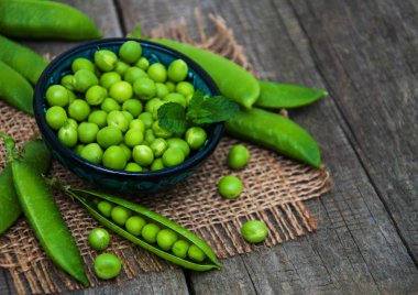 bir tabloda yeşil bezelye