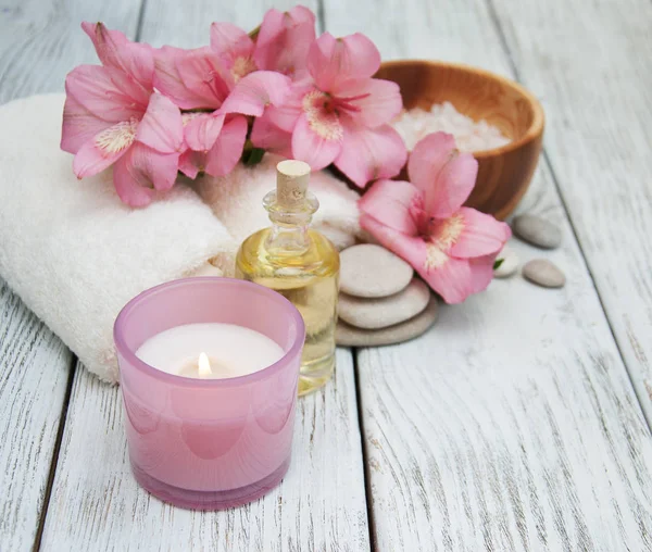 Composição de spa com flores de alstroemeria — Fotografia de Stock