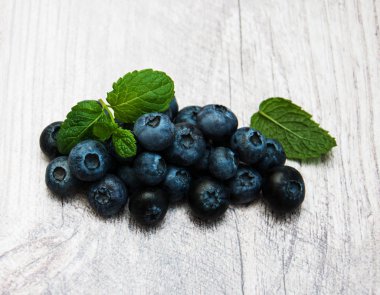 Bir tablo üzerinde taze yaban mersini