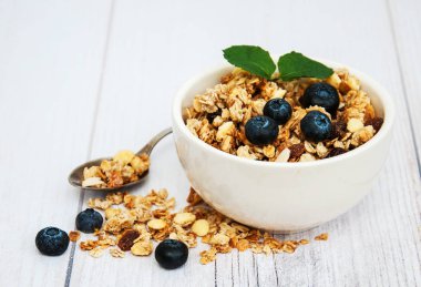 Yaban mersini ile ev yapımı granola