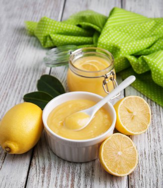 Limon ve taze limon.