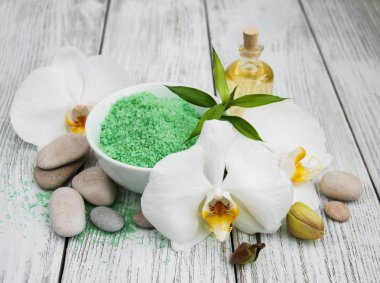 Spa Ürünleri ve beyaz orkide