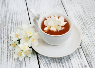Yasemin çiçekli bir fincan çay.